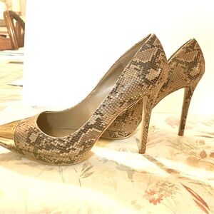 STEVE MADDEN FAUX SNAKESKIN W/GOLD TOE 5”HEELS W 1/2 “ wedge